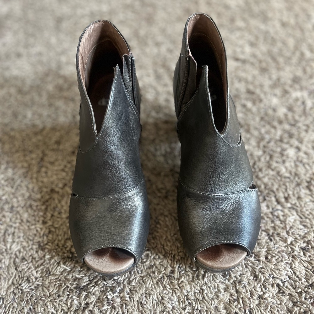 Elegant metallic aged bronze Leather Peep-Toe Ankle Boots